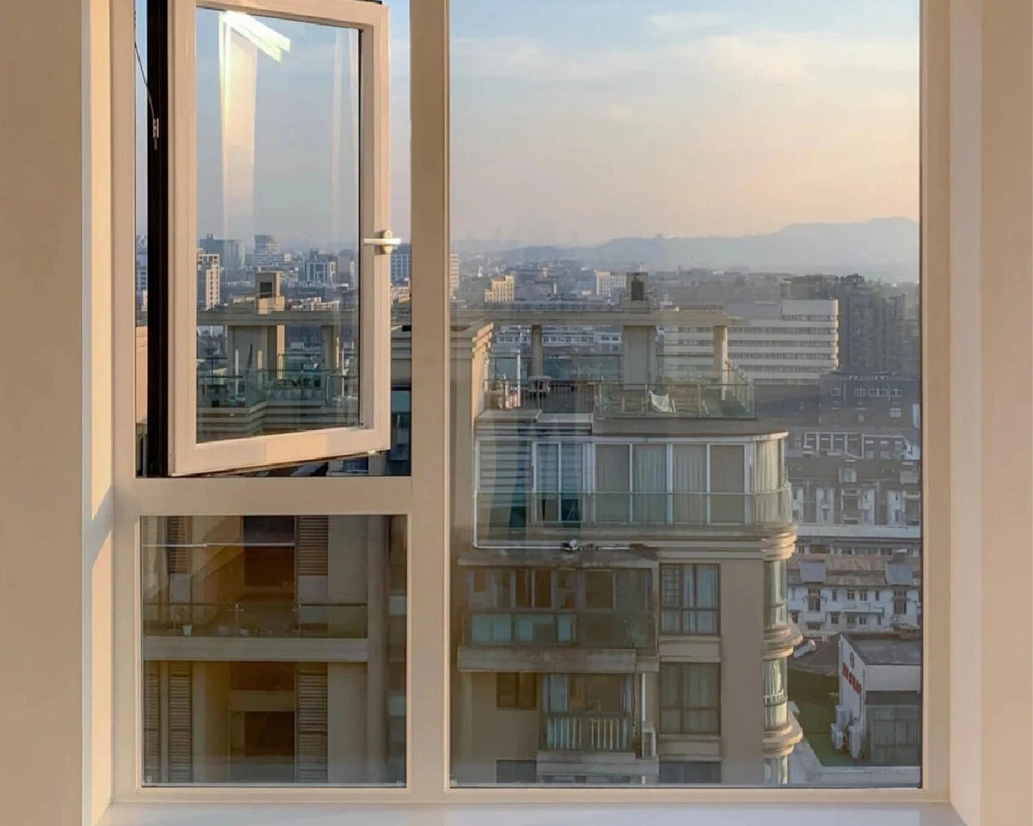 Fenêtres à battants en aluminium pour l'appartement