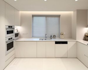 Пепельные кухонные шкафы для виллы