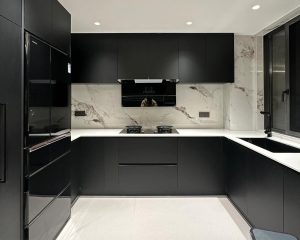 Черные глянцевые акриловые кухонные шкафы