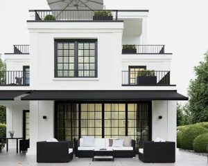 Fenêtres en acier noir pour villa