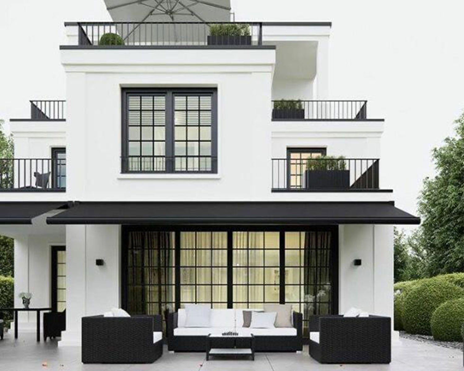 Fenêtres en acier noir pour villa