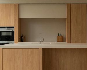 Дубовые кухонные шкафы для квартир